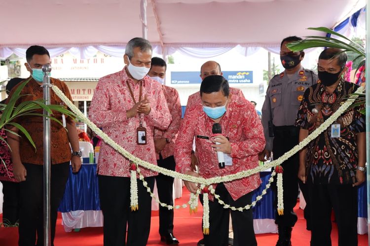 Pelaksana Tugas Bupati Wonogiri Edy Santosa memotong pita sebagai tanda peresmian Kantor Pembantu Cabang Bank Jateng di Kecamatan Jatisrono.
