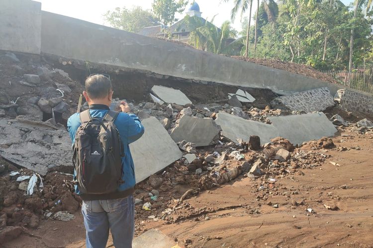 Talut di Museum dan Kampung Seni Borobudur yang ambruk, Kamis (26/9/2024).