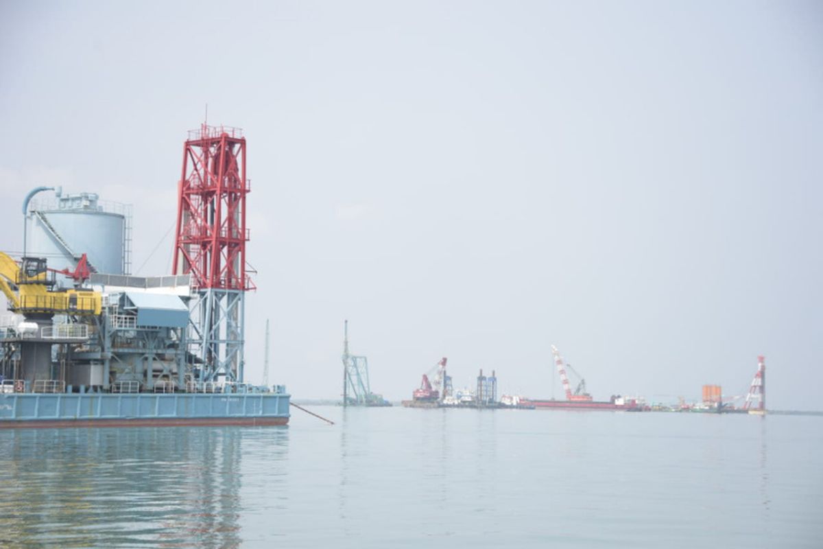 Aktivitas pengerjaan proyek Pelabuhan Patimban di Cirebon. Pemprov Jabar tengah menggodok skempa pembiayaan proyek pemerintah melalui pembiayaan Kerjasama Pemerintah Badan Usaha (KPBU).