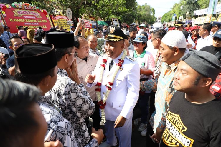 Kembali dari Pelantikan, Bupati dan Wakil Bupati Sleman Disambut Ratusan Warga