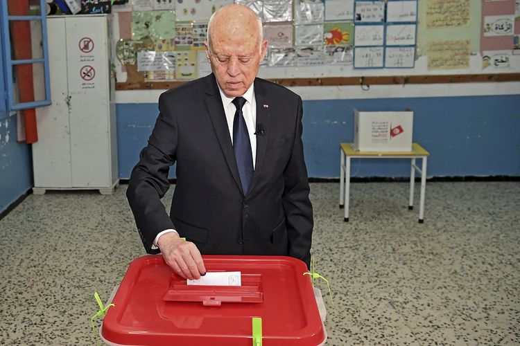 Presiden Kais Saied saat memberikan suaranya di referendum Tunisia pada Senin (25/7/2022). Jika menang, Kais Saied akan menjadi komandan tentara, memiliki wewenang menunjuk kabinet tanpa persetujuan parlemen, dan membuatnya hampir tidak mungkin diberhentikan dari jabatan.