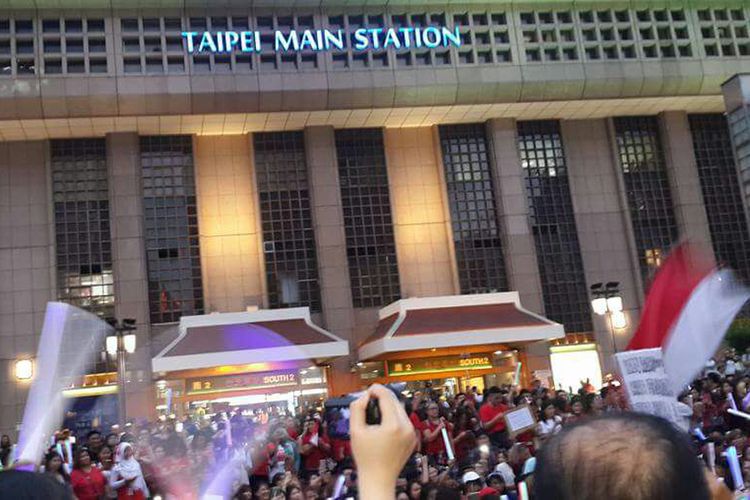 Massa asal Indonesia yang menetap di Taipe, Taiwan, berkumpul dan memadati stasiun utama metro Taipe, pada Minggu malam (14/5/2017), untuk menggelar aksi mendukung Gubernur DKI Jakarta non-aktif Basuki Tjahaja Purnama. 