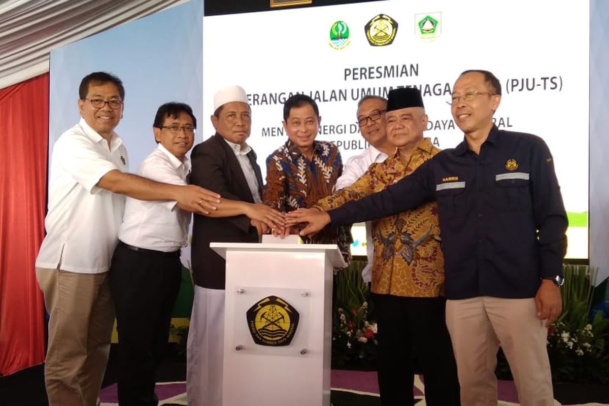 Menteri ESDM Ignasius Jonan saat meresmikan 900 PJU-TS di Kabupaten Bogor, Rabu (20/3/2019)