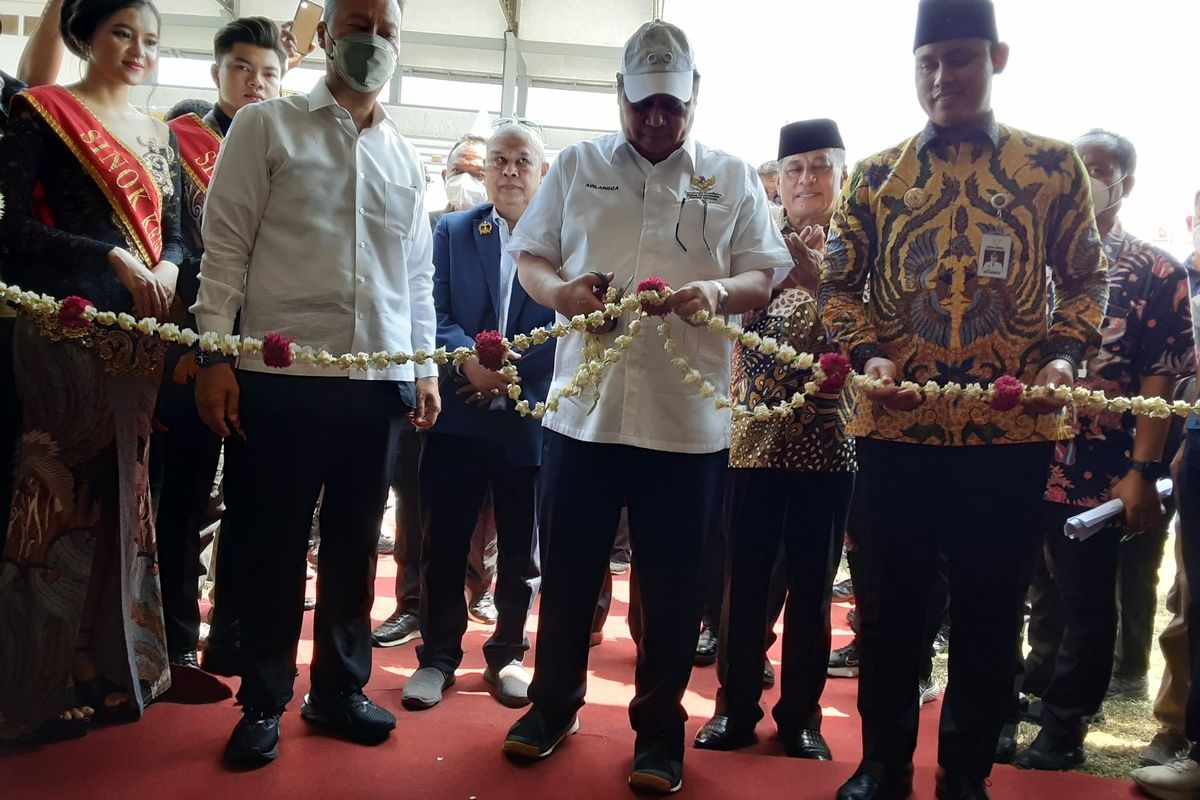 Menko Perekonomian, saat memotong pita pembukaan stand Kendal Expo. KOMPAS.COM/SLAMET PRIYATIN