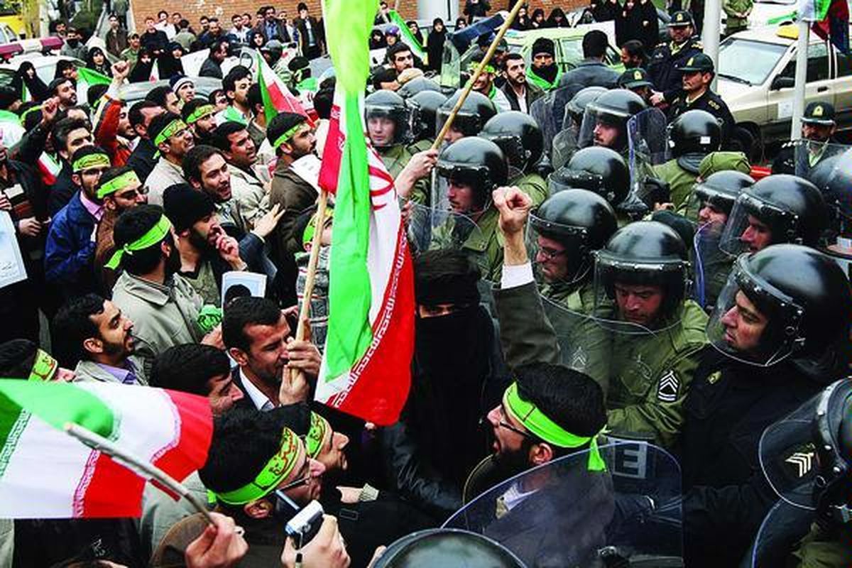 Polisi antihuru-hara Iran mengawasi aksi demonstran di depan Kedutaan Besar Italia di Teheran, Iran, Selasa (9/2). Para demonstran adalah pendukung pemerintah, yang menuduh Italia melakukan campur tangan atas urusan dalam negeri Iran.