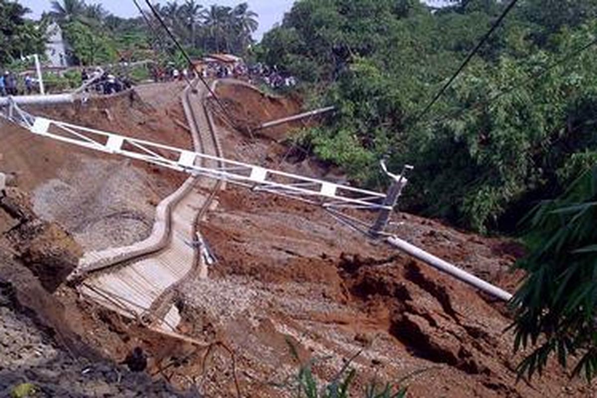 Longsor membuat rel kereta patah di Cilebut, Bogor, Kamis (22/11/2012). Kejadian ini merupakan imbas dari kejadian pada Rabu sore.
