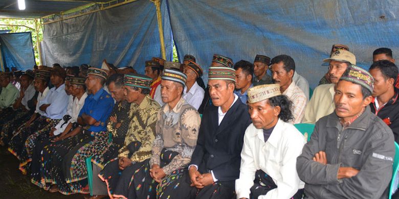 Perpaduan rombeng rajong dengan topi songke Manggarai Raya, Selasa (21/3/2017) yang dipakai oleh semua kalangan saat acara kekeluargaan di Kampung Mano, Kecamatan Pocoranaka, Kabupaten Manggarai Timur, Nusa Tenggara Timur. Dua topi ini selalu dipakai oleh orang tua, orang muda saat ritual adat maupun acara perkawinan di wilayah Manggarai Raya.  