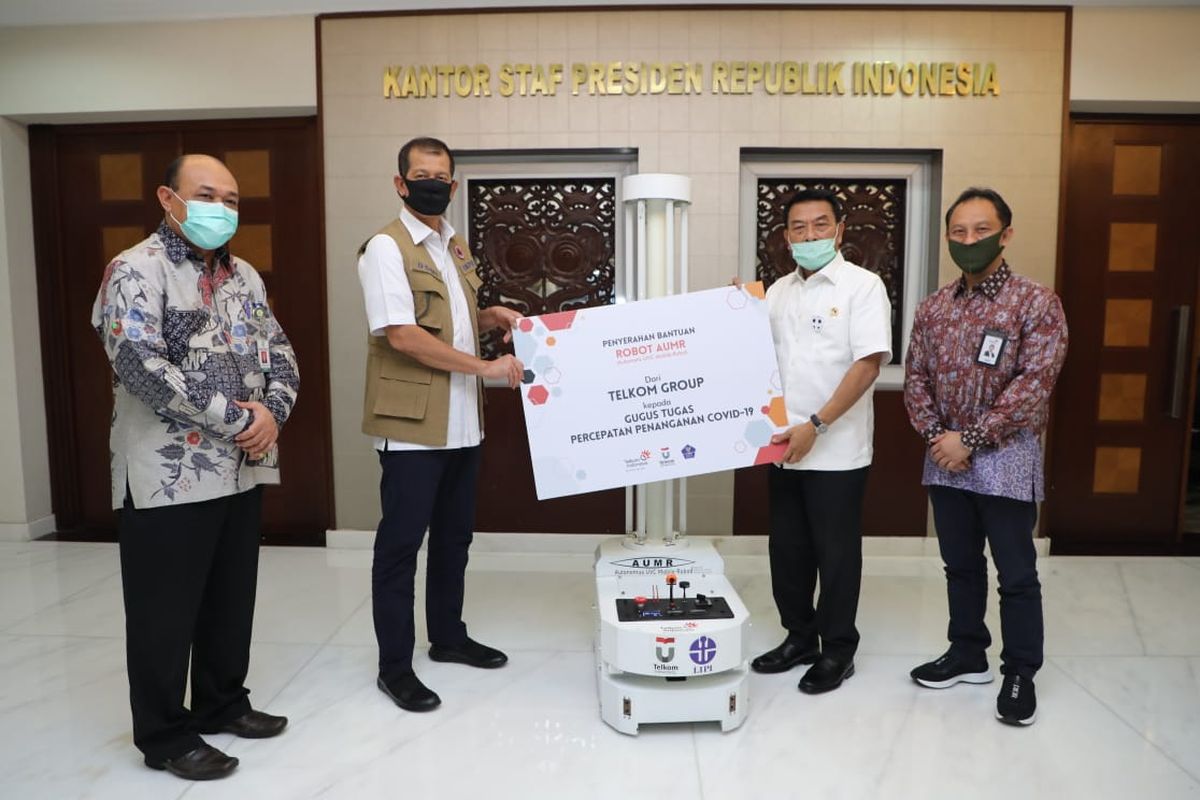 Kepala Staf Kepresidenan Moeldoko (kedua dari kanan) menyerahkan simbolis bantuan Robot
Disinfeksi Autonomous UVC Mobile Robot (AUMR) kepada Ketua Gugus Tugas Percepatan Penanganan
Covid-19 Doni Monardo (kedua dari kiri) disaksikan Direktur Human Capital Management Telkom Edi
Witjara (paling kanan) dan Staf Ahli Bidang Desentralisasi Kesehatan Kementerian Kesehatan Republik
Indonesia, dr. Pattiselanno Roberth Johan, MARS (paling kiri) di Jakarta, Kamis (28/5/2020).