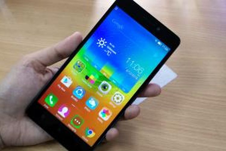 Lenovo A7000 dengan layar 5,5 inci dalam genggaman