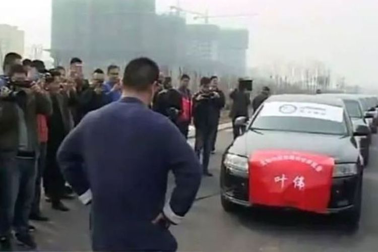 Ye Wei menarik tujuh mobil sedan yang diikat satu sama lain hanya dengan menggunakan buah zakarnya.