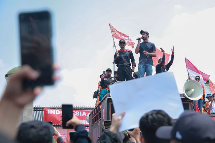 Foto : Reza Rahadian Ikut Aksi Kamisan ke-828 di Seberang Istana Merdeka  Halaman 1