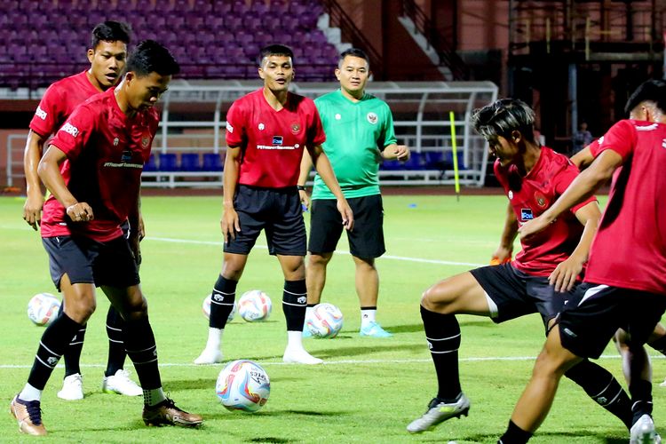 Jelang FIFA Matchday melawan Turkmenistan, pemain Timnas Indonesia Rachmat Irianto latihan besama di Lapangan Thor Surabaya, Selasa (5/9/2023) malam. 