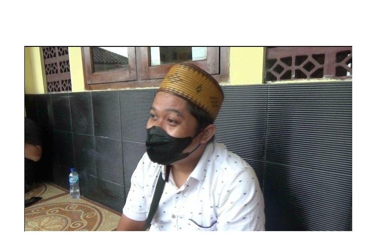 Yoris (34) anak sekaligus kakak dari korban pembunuhan di bagasi mobil Alphard di Subang saat ditanya wartawan di Polsek Jalan Cagak Polres Subang, Jumat (20/8/2021).
