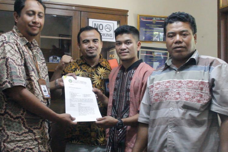 Aldi, keluarga dan tim pendamping melaporkan kasus Aldi ke Ombudsman RI Perwakilan NTB, dan menyerahkan sejumlah dokumen, Selasa lalu (21/5/2019).