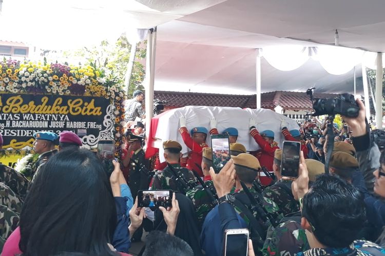 Prosesi pemakaman Presiden ketiga RI, Bacharuddin Jusuf Habibie dibawa anggota Pasukan Paspampres di kediaman, Jalan Patra Kuningan XII/3, Jakarta. Jenazah kemudian diberangkatkan ke Taman Makam Pahlawan Kalibata untuk dimakamkan.