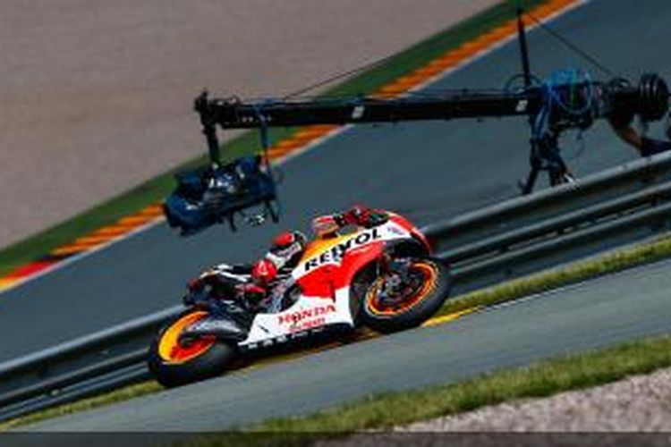 Pebalap Repsol Honda asal Spanyol, Marc Marquez, membalap di Sirkuit Sachsenring pada sesi latihan bebas ketiga GP Jerman, Sabtu (12/7/2014).