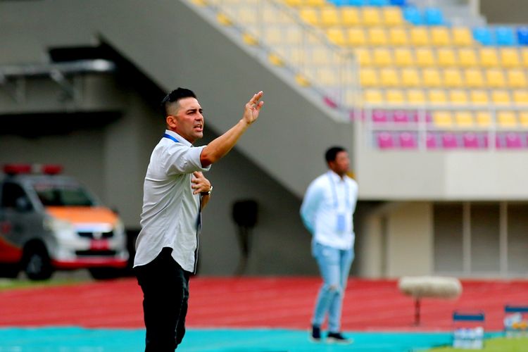 Pelatih Arema FC Javier Roca memberi instruksi pemain saat pertandingan pekan ke-12 Liga 1 2022-2023 melawan Dewa United yang berakhir dengan skor 0-2 di Stadion Manahan Solo, Rabu (7/12/2022) sore.