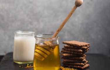 5 Potensi Efek Samping Minum Susu Campur Madu yang Jarang ...