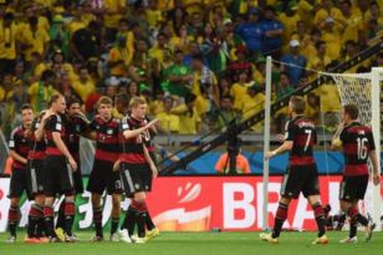 Para pemain Jerman merayakan gol ke gawang Brasil pada laga semifinal Piala Dunia 2014 di Estadio Mineirao, Belo Horizonte, Selasa (8/7/2014).