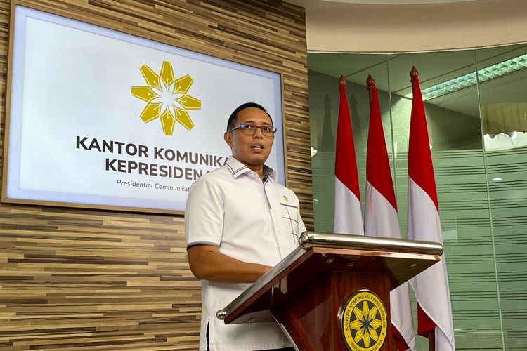 Kepala Komunikasi Kepresidenan/PCO Hasan Nasbi saat ditemui di Gedung Kwartir Nasional, Jakarta Pusat, Senin (16/6/2025). 