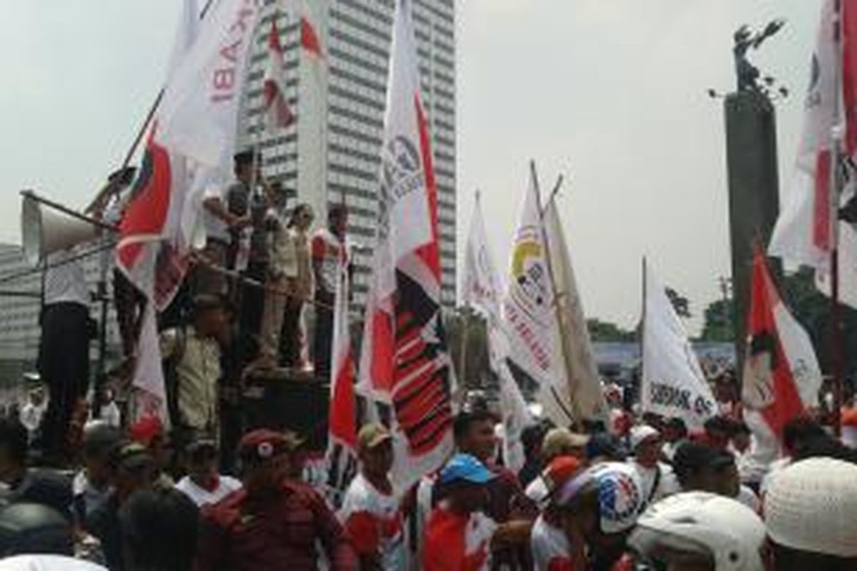 Massa Prabowo berkumpul dan menggelar orasi di Bundaran Hotel Indonesia, Kamis (21/8/2014).