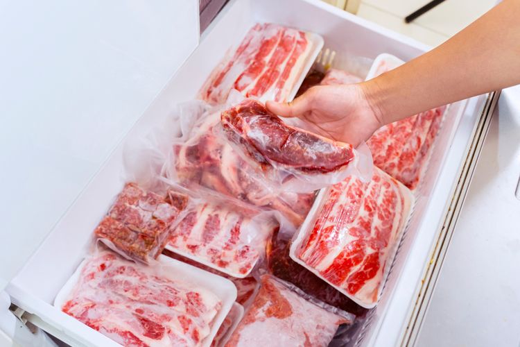 ilustrasi daging sapi di freezer. 