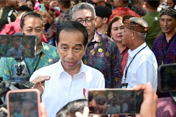 Presiden Joko Widodo memberikan keterangan pers usai meninjau Pasar Bulan di Kabupaten Gianyar, Provinsi Bali, pada Selasa (31/10/2023).