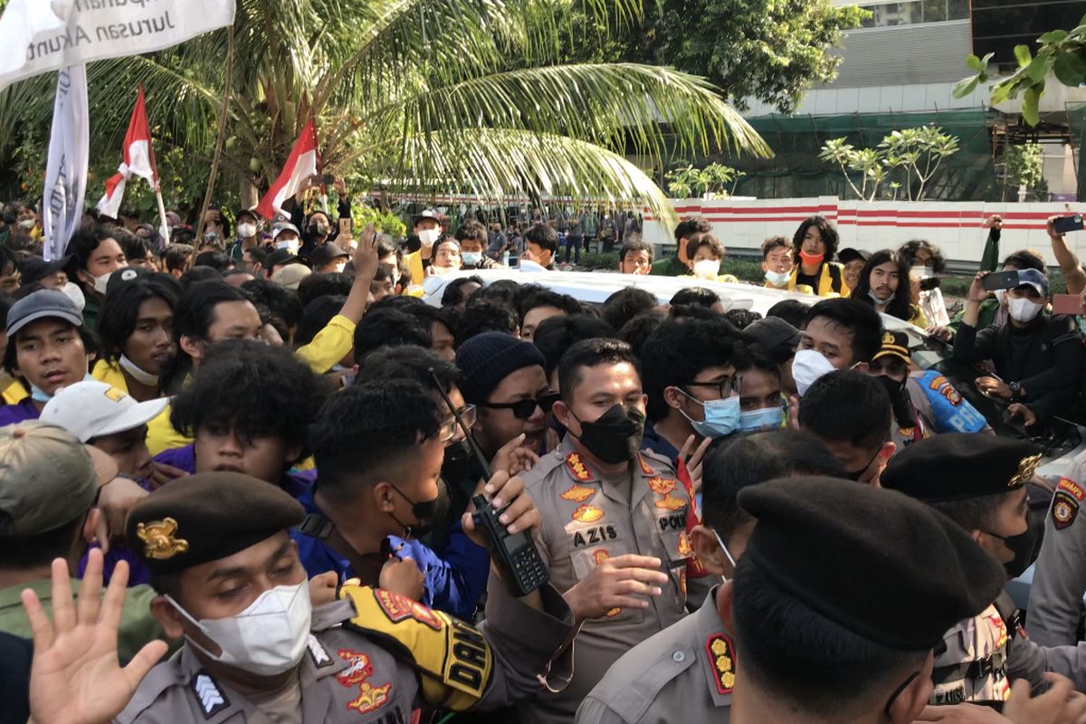 Aksi unjuk rasa di depan Gedung KPK, Setiabudi, Jakarta Selatan kembali menegang pada Senin (27/9/2021) sekitar pukul 14.50 WIB.