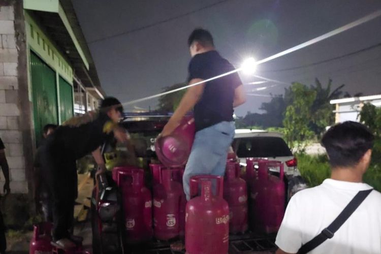 Modus Licik Pengoplos Elpiji di Karawang: Gunakan Es Batu dan Pipa Besi, Raup Untung Ratusan Juta