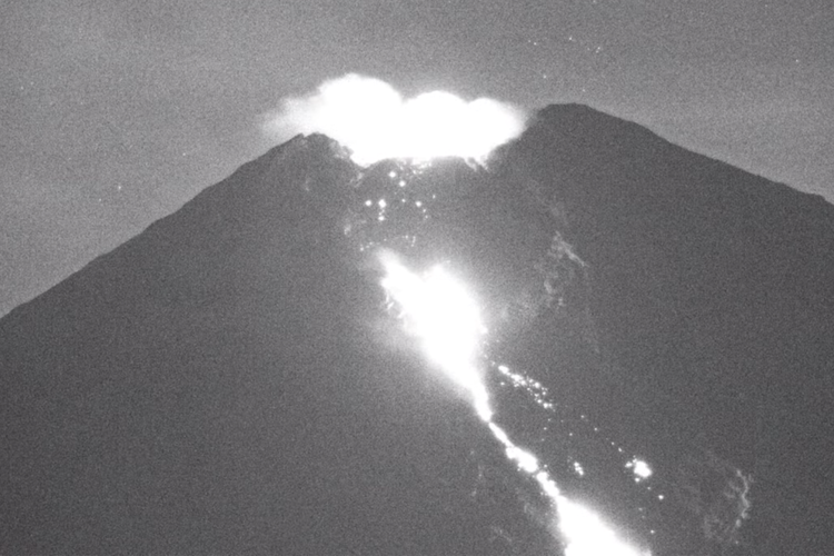 Visual luncuran lava pijar Gunung Semeru sejauh 2.500 meter mengarah ke Besuk Kobokan, Jumat (31/10/2025)