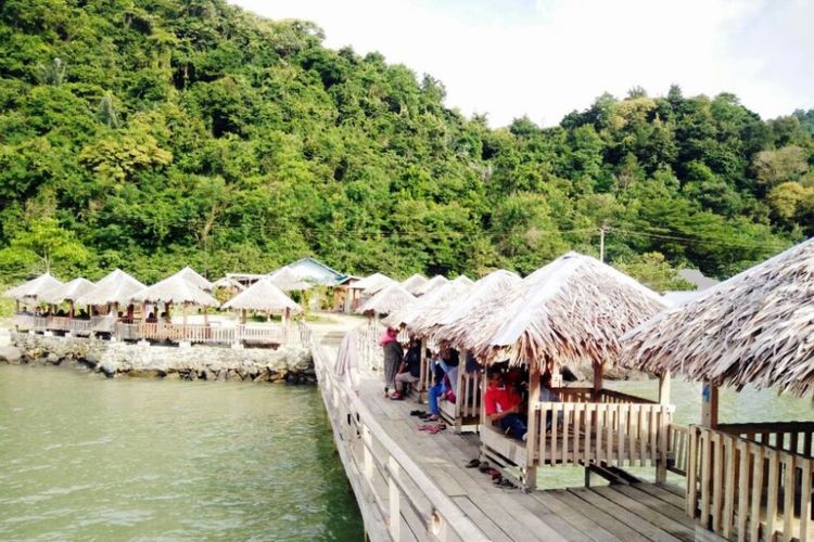 Pengunjung bersantai di pondok yang disediakan di Lhok Seudu, Desa Desa Teupin Layeu, Kecamatan Leupueng, Kabupaten Aceh Besar, Aceh, Jumat (29/12/2017).