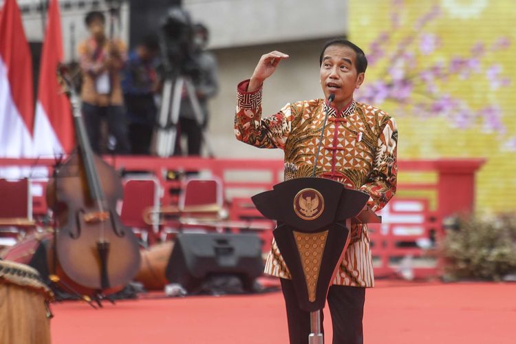 Presiden Joko Widodo memberikan sambutan saat menghadiri Perayaan Imlek Nasional 2023 di Lapangan Banteng, Jakarta, Minggu (29/1/2023). Perayaan Imlek Nasional 2023 mengusung tema ''Bersyukur, Bangkit, dan Maju Bersama''.