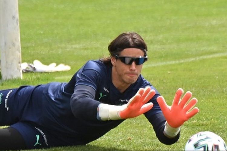 Switzerland's goalkeeper Yann Sommer takes part in a training session at the Tre Fontane sports centre in Rome on June 24, 2021, during the UEFA EURO 2020 European Football Championship. (Photo by Alberto PIZZOLI / AFP)