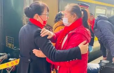 Wang Feng (kiri), seorang majikan di China, tetap membayar gaji pegawainya yang sudah meninggal untuk membantu perekonomian keluarga mendiang.