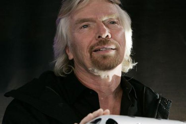 Foto ini diambil pada 23 Januari 2008, memperlihatkan Sir Richard Branson, pendiri Virgin Galactic, dengan model pesawat orbital Spaceship Two. Rutinitas Richard Branson.