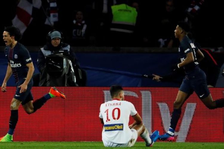 Edinson Cavani merayakan gol Paris Saint-Germain ke gawang Lille pada partai lanjutan Ligue 1 di Stadion Parc des Princes, Selasa (7/2/2017).