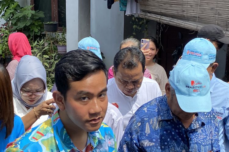 Calon wakil presiden nomor urut 2 Gibran Rakabuming Raka mengunjungi Kelurahan Ratujaya, Kecamatan Cipayung, Depok, Jawa Barat, Jumat (2/2/2024) siang.