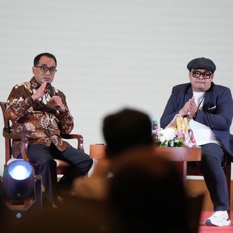 (kiri) Menhub Budi Karya Sumadi saat memberikan pesan kepada para alumni penerima beasiswa Gojek di Kantor Kementerian Perhubungan, Jakarta, Senin (11/12/2023). 