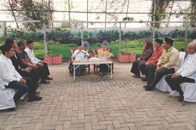 Wakil Presiden Maruf Amin saat menerima pengurus KDEKS Banten di Komplek Ponpes An Nawawi Al Bantani Tanara, Kabupaten Serang, Banten. Sabtu (29/7/2023).