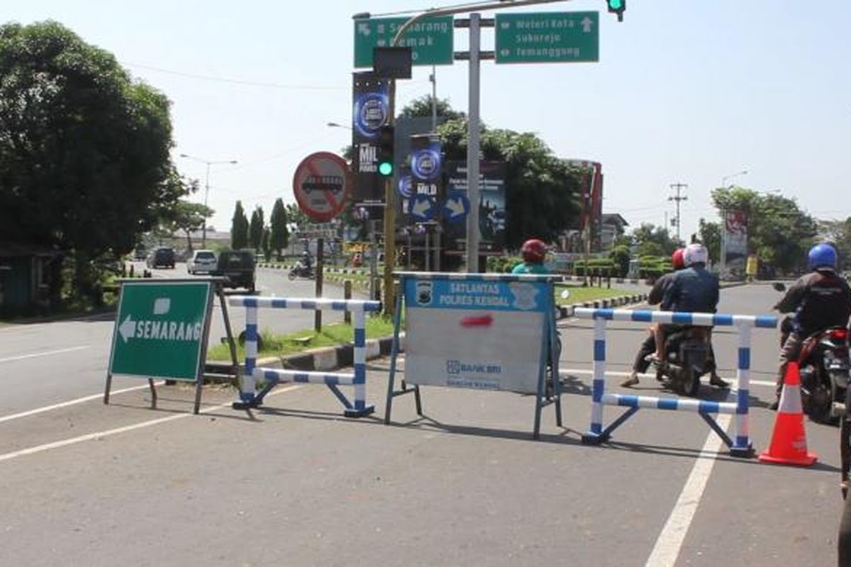 Jalur masuk Kota Weleri Kendal ditutup.