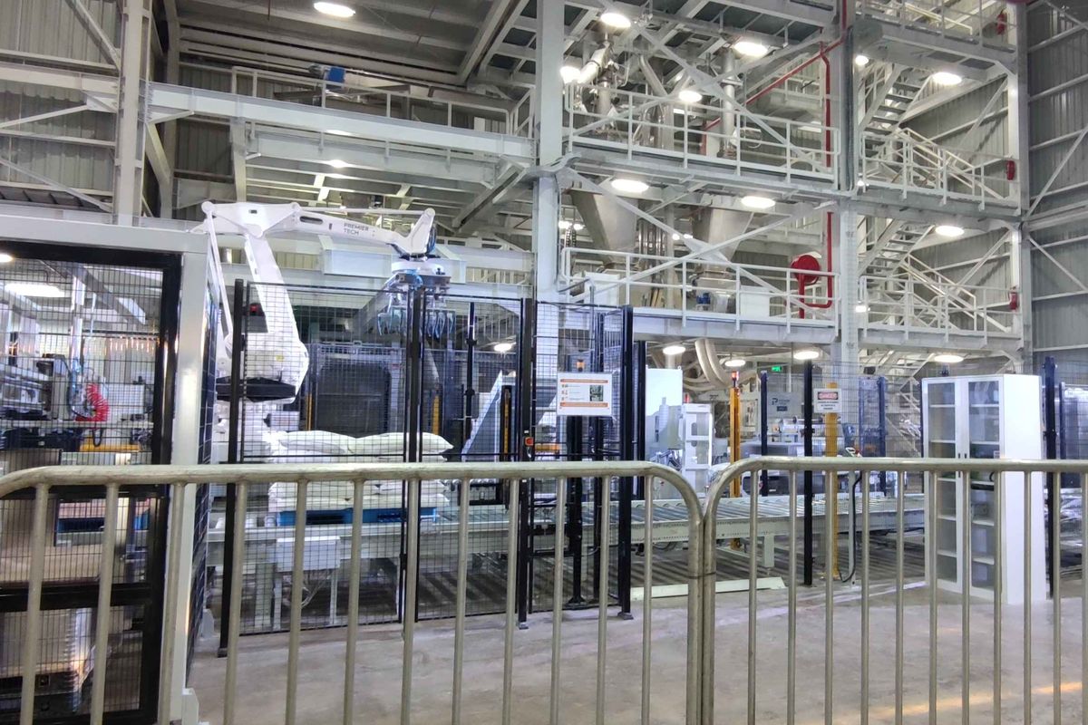 Fasilitas pengemasan di pabrik pengolahan jagung basah Cargill di Pandaan, Pasuruan, Jawa Timur, Kamis (8/9/2022). 