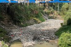 Tumpukan Sampah Tutupi Aliran Sungai Cibanten, Warga Keluhkan Bau Tak Sedap