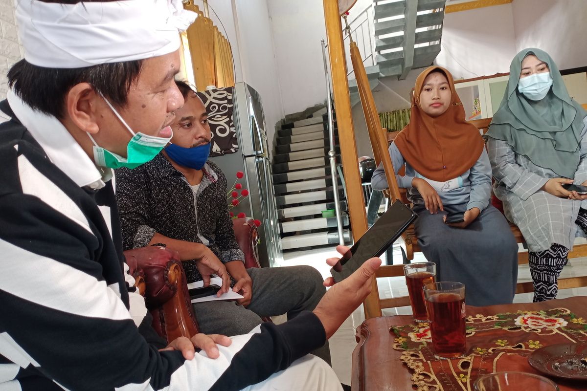 Dedi Mulyadi, anggota DPR RI saat melakukan sambungan telepon dengan A yang berseteru dengan ibu kandungnya, S, Minggu (10/1/2021).