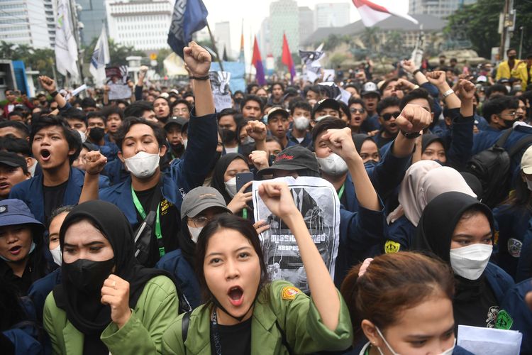 Sejumlah mahasiswa menggelar aksi unjuk rasa 21 April di kawasan Patung Kuda, Jakarta, Kamis (21/4/2022). Aksi tersebut diikuti oleh ribuan mahasiswa dari berbagai perguruan tinggi untuk memprotes pemerintah.