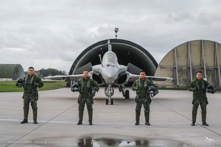 Empat penerbang tempur TNI Angkatan Udara (AU) yang tergabung dalam Tim Pilot Rafale Batch-A menuntaskan pelatihan pengoperasian pesawat tempur Rafale di Skadron Transformasi Rafale, Pangkalan Udara 113 Saint-Dizier, Perancis.