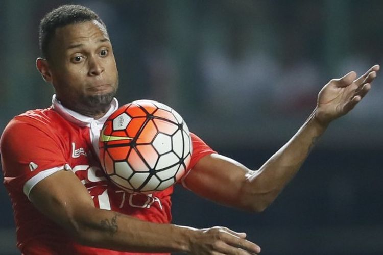 Aksi striker Persija Jakarta, Luiz Junior (kanan) pada laga uji coba kontra Indonesia U-22 di Stadion Patriot Candrabhaga, Bekasi, Jawa Barat, Rabu (5/4/2017).