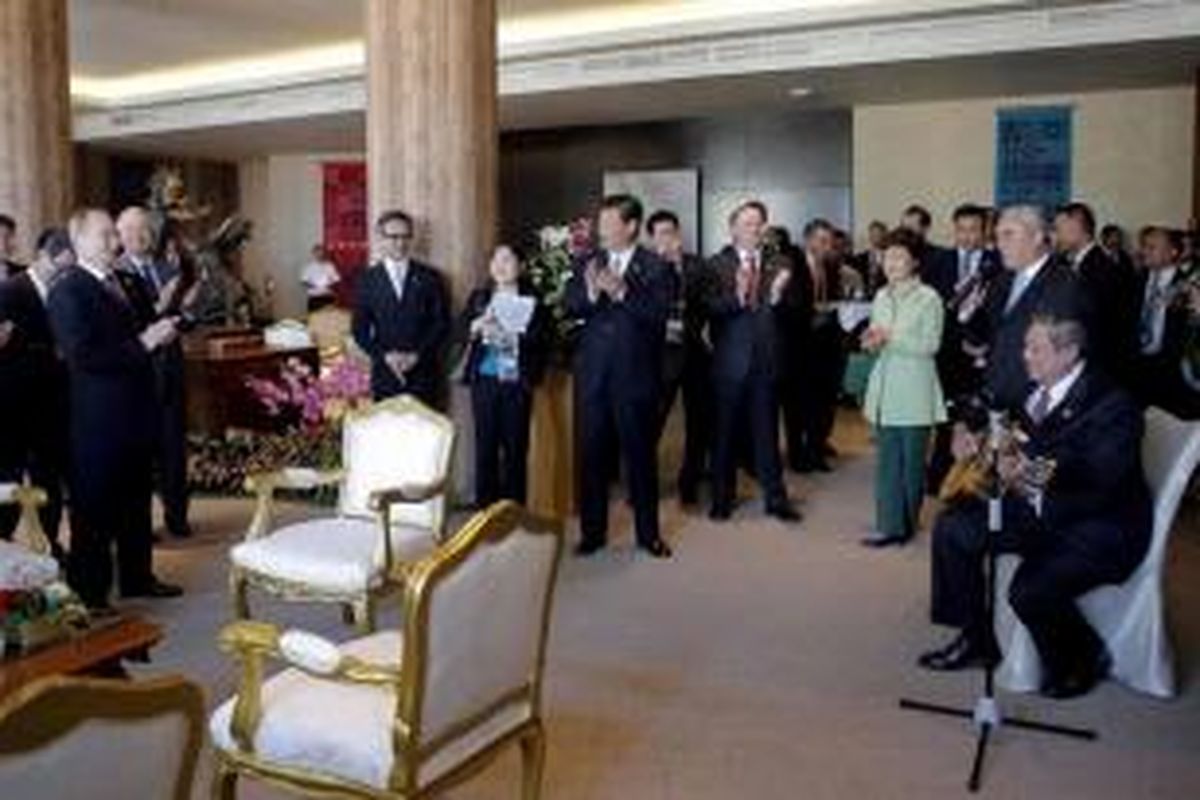 Presiden Susilo Bambang Yudhoyono memberi kejutan ulang tahun ke-61 kepada Presiden Rusia Vladimir Putin dengan memetik gitar di Hotel Sofitel, Nusa Dua, Bali, Senin (7/10/2013) siang.