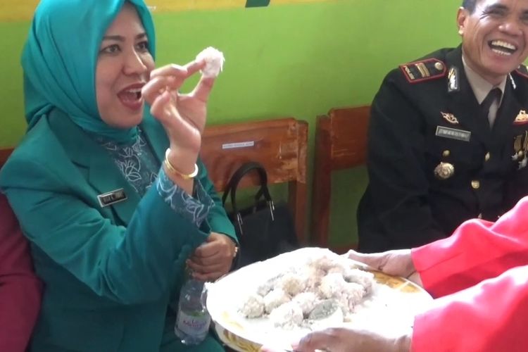 Tim Penggerak PKK di Pinrang Sajikan Makanan Tradisional Bugis Makasar Untuk Peserta Upacara