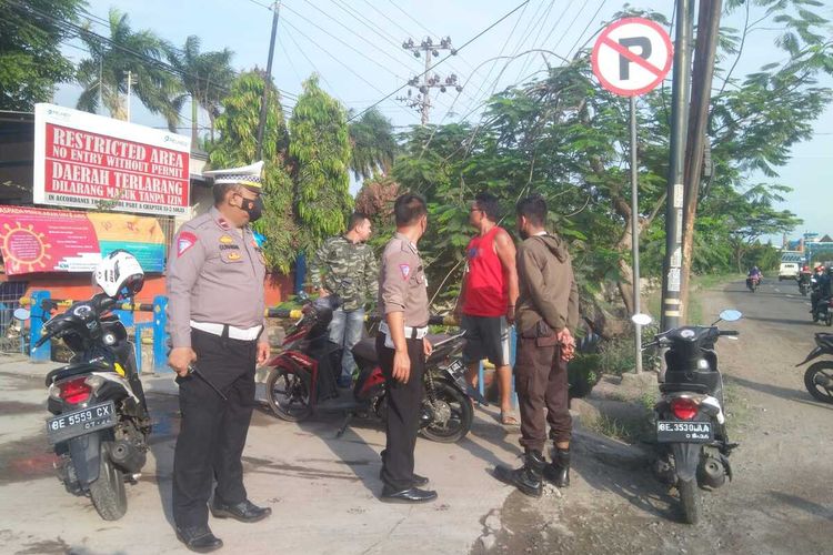 Anggota Satlantas Polresta Bandar Lampung meminta keterangan sejumlah saksi atas kecelakaan lalu lintas yang mengakibatkan bapak dan anak di Kecamatan Panjang meninggal dunia, Kamis (13/10/2022).