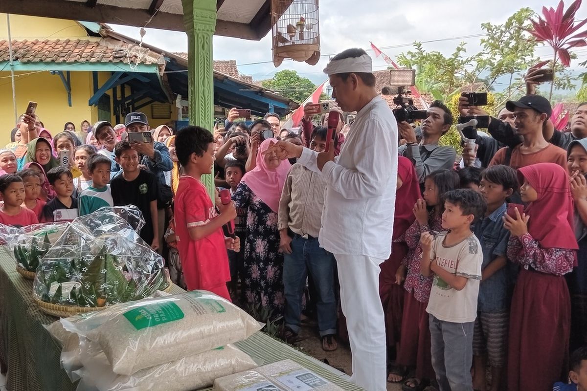 Dedi Mulyadi berbincang dengan Febri, bocah asal Cijulang, Kecamatan Cihaurbeuti, Kabupaten Ciamis, Kamis (5/9/2024).